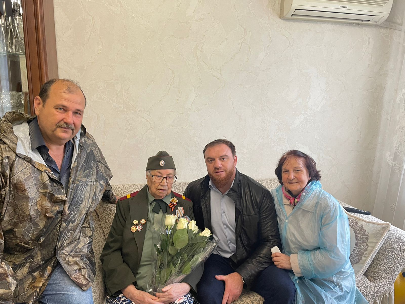Представители завода поздравили ветеранов с Днём Победы